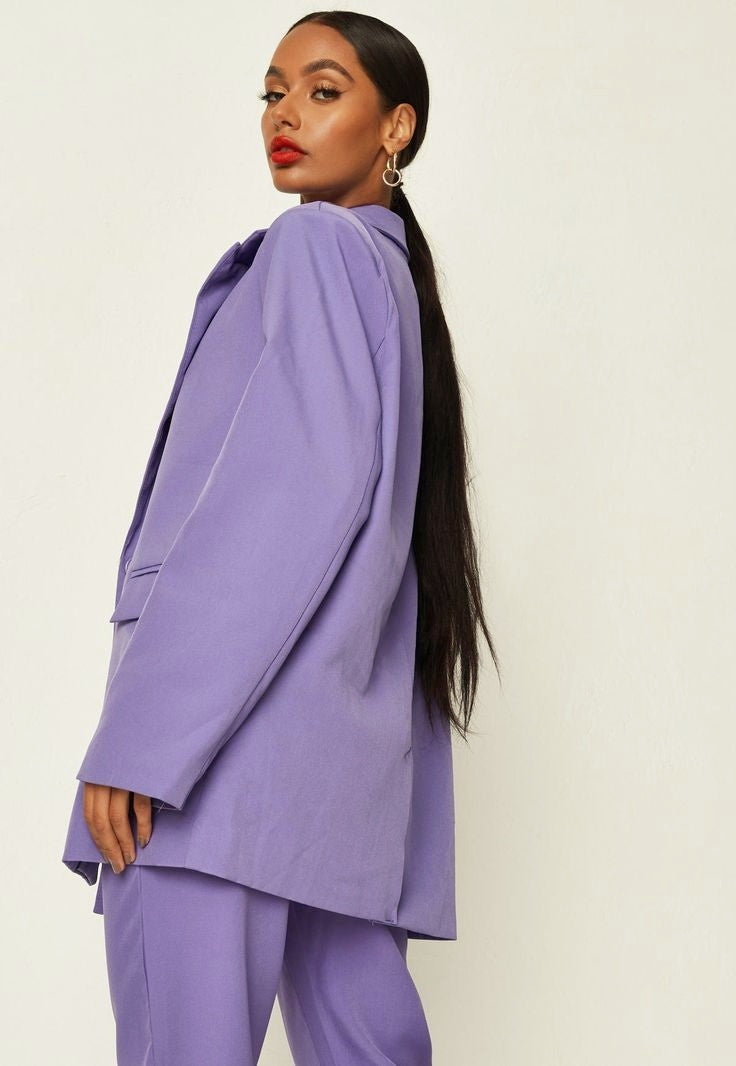 Λιλά σετ κοστούμι με σακάκι σε άνετη oversized γραμμή που διαθέτει σατέν φόδρα, διακοσμητικές τσέπες και κουμπί.Διαθέτει βάτες.
Το παντελόνι ειναι ψηλόμεσο με λάστιχο στο πίσω μέρος, σε ίσια γραμμή και κλείνει με κουμπί και φερμουάρ.
Ένα μέγεθος one size που καλύπτει μεγέθη xs s m l xl.
Μήκος παντελονιού 113εκ/Περιφέρεια 96εκ/Μήκος σακακιου 77εκ/Στήθος 45εκ.