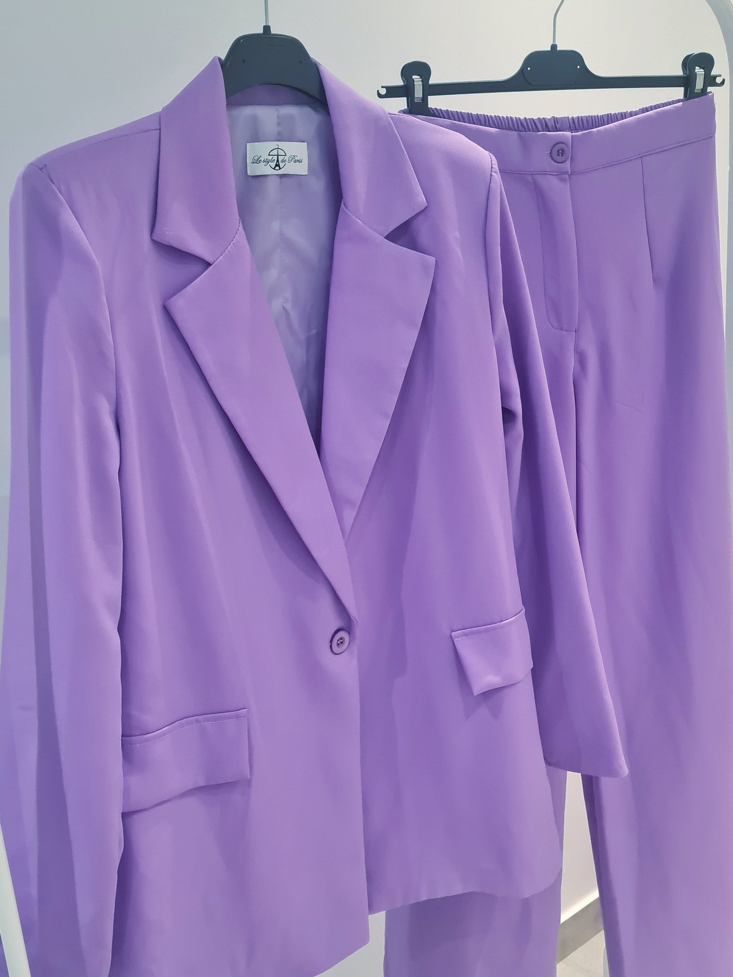 Λιλά σετ κοστούμι με σακάκι σε άνετη oversized γραμμή που διαθέτει σατέν φόδρα, διακοσμητικές τσέπες και κουμπί.Διαθέτει βάτες.
Το παντελόνι ειναι ψηλόμεσο με λάστιχο στο πίσω μέρος, σε ίσια γραμμή και κλείνει με κουμπί και φερμουάρ.
Ένα μέγεθος one size που καλύπτει μεγέθη xs s m l xl.
Μήκος παντελονιού 113εκ/Περιφέρεια 96εκ/Μήκος σακακιου 77εκ/Στήθος 45εκ.