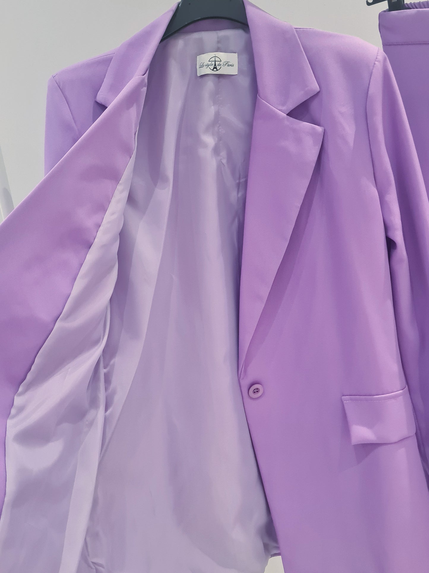 Λιλά σετ κοστούμι με σακάκι σε άνετη oversized γραμμή που διαθέτει σατέν φόδρα, διακοσμητικές τσέπες και κουμπί.Διαθέτει βάτες.
Το παντελόνι ειναι ψηλόμεσο με λάστιχο στο πίσω μέρος, σε ίσια γραμμή και κλείνει με κουμπί και φερμουάρ.
Ένα μέγεθος one size που καλύπτει μεγέθη xs s m l xl.
Μήκος παντελονιού 113εκ/Περιφέρεια 96εκ/Μήκος σακακιου 77εκ/Στήθος 45εκ.