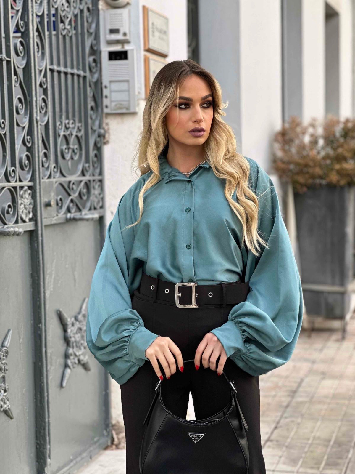 Φανταστικό σατέν πουκάμισο σε oversize γραμμή με εντυπωσιακά balloon μανίκια.Διαθέτει γιακά και διακρτητικά κουμπάκια μπροστά και στα μανίκια. Καθημερινό πουκάμισο καθημερινά ρούχα καθημερινό πουκάμισας σατέν πουκάμισο σατέν γυναικείο πουκάμισο