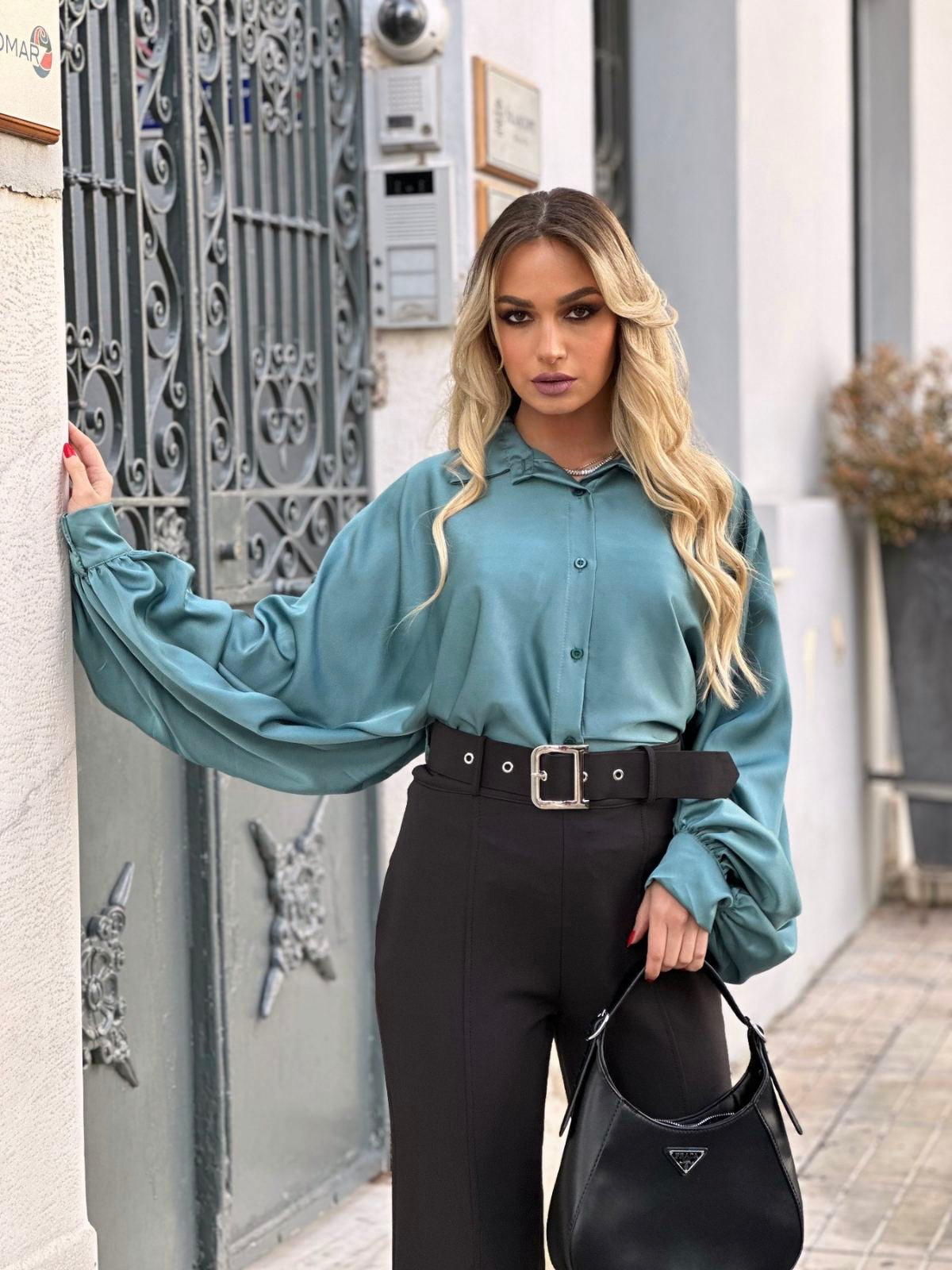 Φανταστικό σατέν πουκάμισο σε oversize γραμμή με εντυπωσιακά balloon μανίκια.Διαθέτει γιακά και διακρτητικά κουμπάκια μπροστά και στα μανίκια. Καθημερινό πουκάμισο καθημερινά ρούχα καθημερινό πουκάμισας σατέν πουκάμισο σατέν γυναικείο πουκάμισο