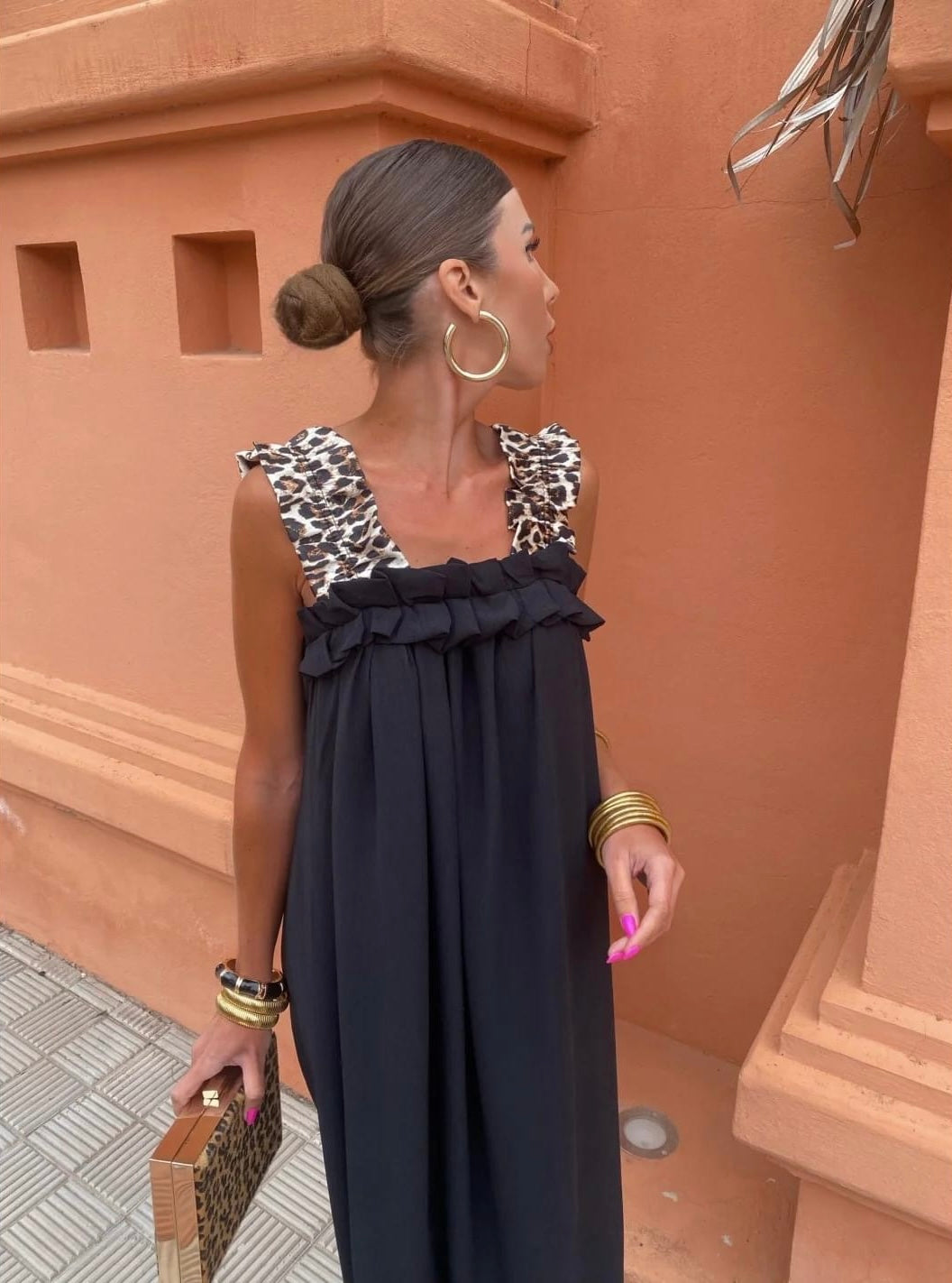 Μακρύ ελαστικό oversize φόρεμα με βολάν και λεοπάρ φαρδιές τιράντες. Υπέροχο για τις καθημερινές σου βόλτες ακόμα και για καλεσμένη σε επίσημο event.