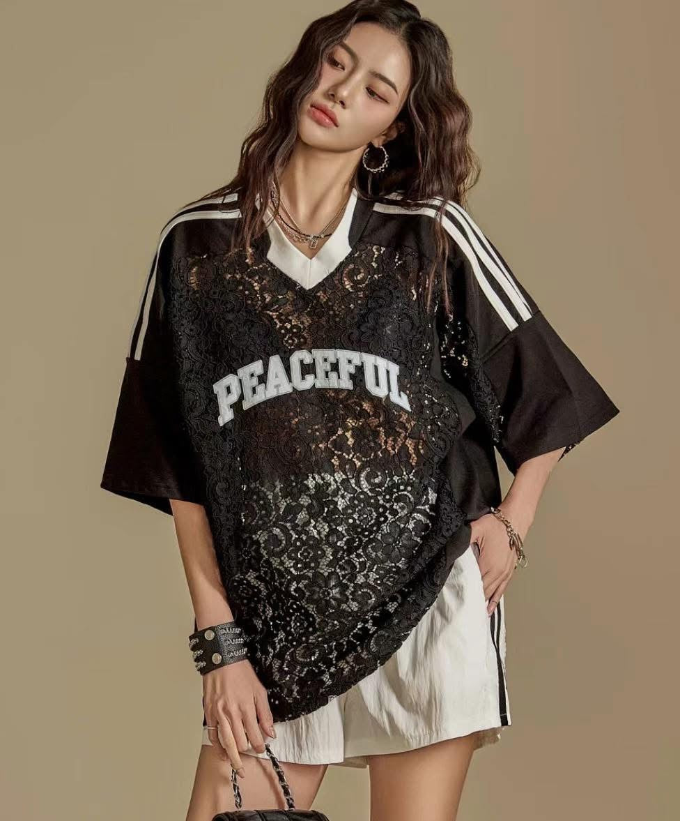 Oversized μπλούζα με γράμματα και δαντέλα στο μπροστά μέρος.Διαθέσιμη σε λευκό και μαύρο χρώμα και σε ενα μέγεθος που καλύπτει xs-Xl.