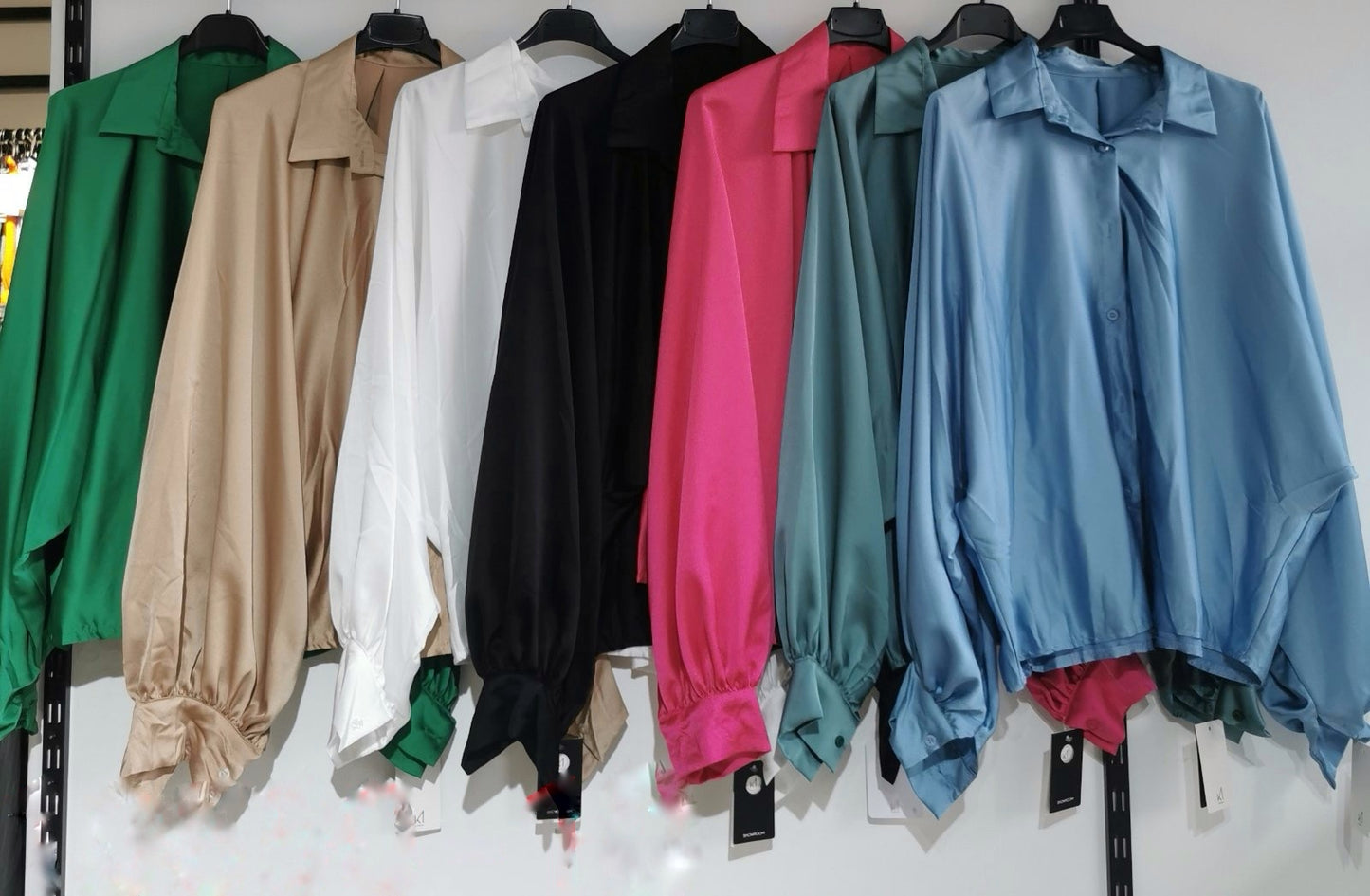 Φανταστικό σατέν πουκάμισο σε oversize γραμμή με εντυπωσιακά balloon μανίκια.Διαθέτει γιακά και διακρτητικά κουμπάκια μπροστά και στα μανίκια. Καθημερινό πουκάμισο καθημερινά ρούχα καθημερινό πουκάμισας σατέν πουκάμισο σατέν γυναικείο πουκάμισο