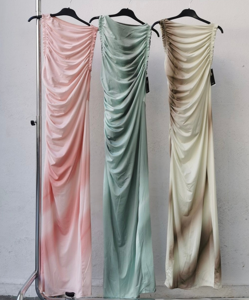 Υπέροχο μάξι φόρεμα tie dye εμπριμέ εφαρμοστό με σούρες και βολάν που κολακεύουν το σώμα απο μαλακό ελαστικό ύφασμα που δεν διαφανίζει και δεν διαγραφεί.