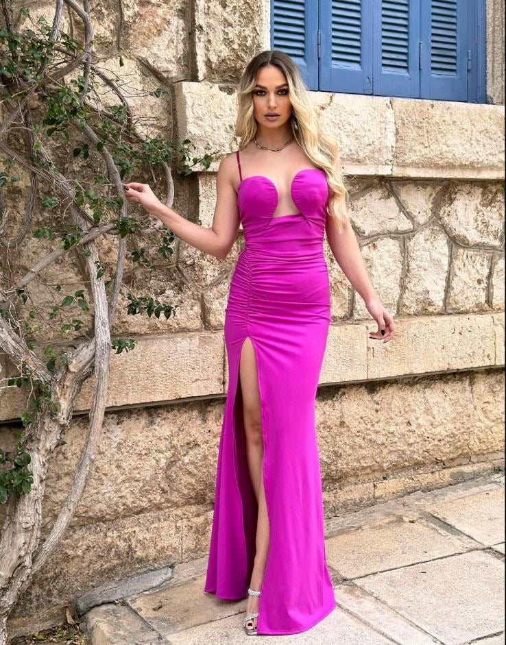 Υπέροχο ελαστικό μάξι φόρεμα εφαρμοστό με λεπτομέρεια άνοιγμα στο στήθος με ενίσχυση και τέλειο κράτημα. Στο πλάι διαθέτει σούρες καθώς και σκίσιμο στο πόδι. Διαθέτει τιράντες αυξομειώμενες.
Ένα μέγεθος one size με ελαστικότητα, καλύπτει μεγέθη xs s m l.Διαθέσιμο σε πράσινο λευκό μαύρο πορτοκαλί μπλε και magenta.