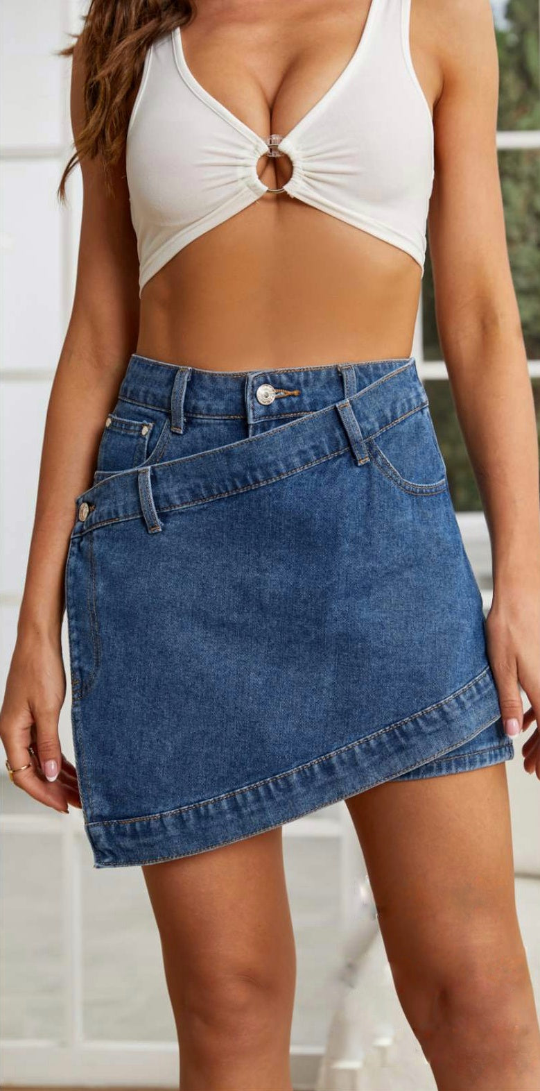 Τζιν φουστοσόρτς ( denim skort ) με ψηλόμεση εφαρμογή, ασύμμετρο μπροστά.
Στο μπροστά μέρος είναι ασσύμετρη φούστα με ιδιαίτερο κόψιμο ενώ πίσω είναι ψηλόμεσο σορτσάκι με τέλεια εφαρμογή.
Χρώμα σκούρο μπλε Τζιν. Διαθέσιμο σε xs m l xl νούμερα.
100% cotton/βαμβάκι