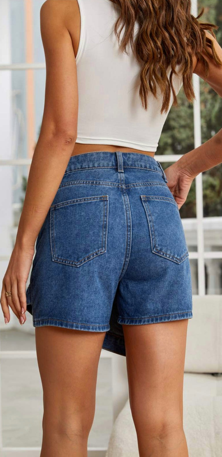 Τζιν φουστοσόρτς ( denim skort ) με ψηλόμεση εφαρμογή, ασύμμετρο μπροστά.
Στο μπροστά μέρος είναι ασσύμετρη φούστα με ιδιαίτερο κόψιμο ενώ πίσω είναι ψηλόμεσο σορτσάκι με τέλεια εφαρμογή.
Χρώμα σκούρο μπλε Τζιν. Διαθέσιμο σε xs m l xl νούμερα.
100% cotton/βαμβάκι