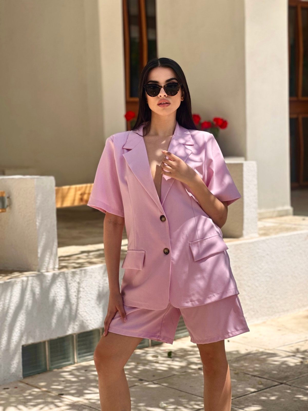 Σετ που αποτελείται απο κοντομάνικο oversized σακάκι που κλείνει με κουμπί και σορτσάκι ψηλόμεσο με λάστιχο στη μέση σε άνετη γραμμή.
Τέλειο για κάθε μέρα απο το γραφείο συνδυασμένο με τα sneaker σου ή για την έξοδο φορεμένο με τα ψηλοτάκουνα πέδιλα σου.
