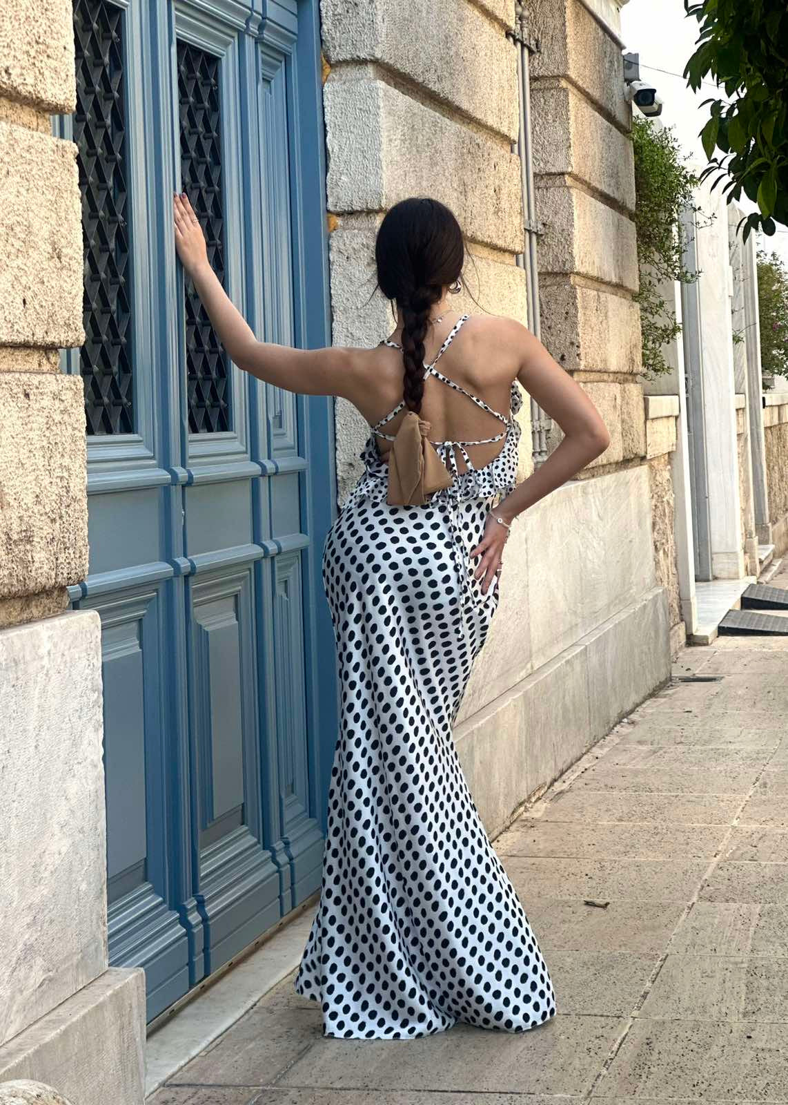 Σατινέ μαξι φόρεμα ασπρόμαυρο πουά με τιράντες που δένουν με δυο διαφορετικούς τρόπους στην πλάτη και πανέμορφα βολάν στο στήθος και στην πίσω στην πλάτη.Ένα εντυπωσιακό και σικάτο αμπιγιέ φόρεμα κατάλληλο για καλεσμένη γάμο ή βάπτιση.
