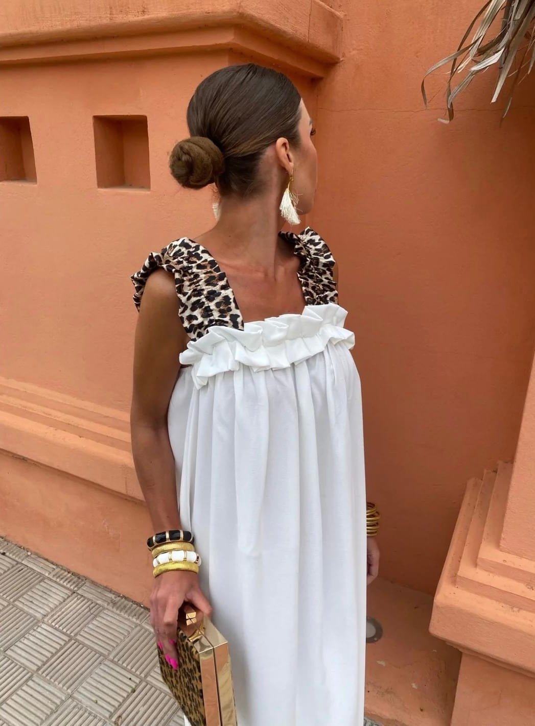 Μακρύ ελαστικό oversize φόρεμα με βολάν και λεοπάρ φαρδιές τιράντες. Υπέροχο για τις καθημερινές σου βόλτες ακόμα και για καλεσμένη σε επίσημο event.