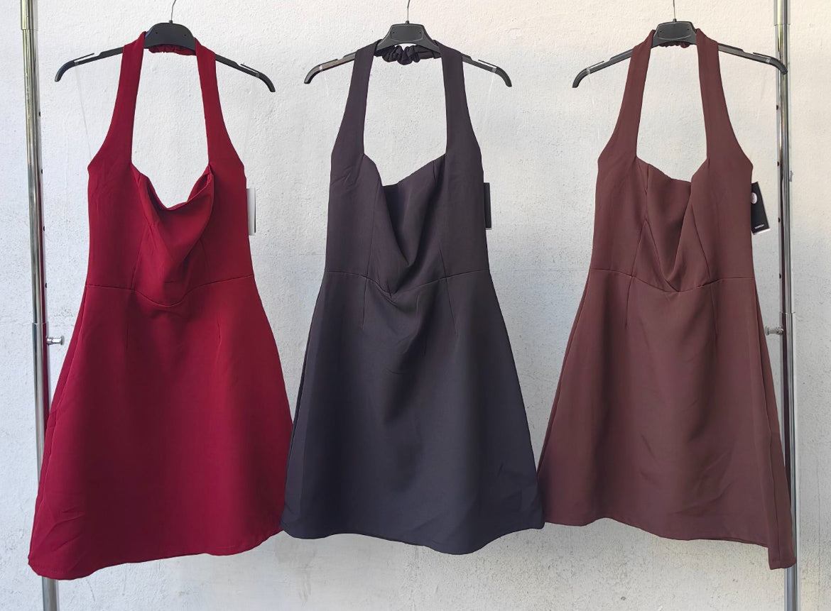 Μίνι structured φόρεμα halter μονόχρωμο σε άλφα γραμμή με φερμουάρ στο πίσω μέρος και λάστιχο στο λαιμό.Καταπληκτικό basic mini φόρεμα με ελαστικότητα που κολακεύει όλους τους σωματότυπους.Ένα φόρεμα που μπορεί να φορεθεί απο το πρωί μέχρι το βράδυ σε καθε περίσταση.Διαθέσιμο σε Μπορντό μαύρο και καφέ χρώμα