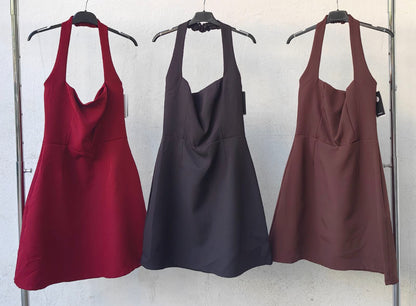 Μίνι structured φόρεμα halter μονόχρωμο σε άλφα γραμμή με φερμουάρ στο πίσω μέρος και λάστιχο στο λαιμό.Καταπληκτικό basic mini φόρεμα με ελαστικότητα που κολακεύει όλους τους σωματότυπους.Ένα φόρεμα που μπορεί να φορεθεί απο το πρωί μέχρι το βράδυ σε καθε περίσταση.Διαθέσιμο σε Μπορντό μαύρο και καφέ χρώμα
