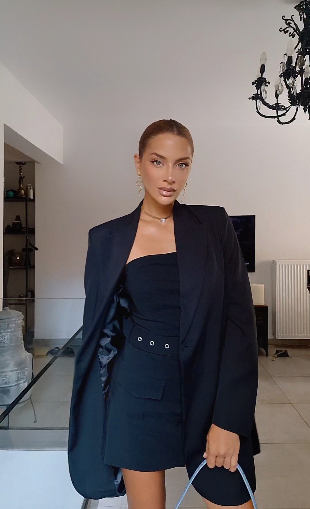 Σακάκι με βάτες σε oversize γραμμή. Διαθέτει βάτες και σατέν φόδρα εσωτερικά. Σταθερό ύφασμα με φόδρα σε όλο το μήκος του.

 Διαθέτει κουμπί στο μπροστά μέρος και σαν μάκρος καλύπτει την περιφέρεια.

•Διαθέσιμο σε μαύρο, εκρού, χακί, γκρί.

•Είναι ένα μέγεθος one size που καλύπτει μεγέθη xs s m l xl.