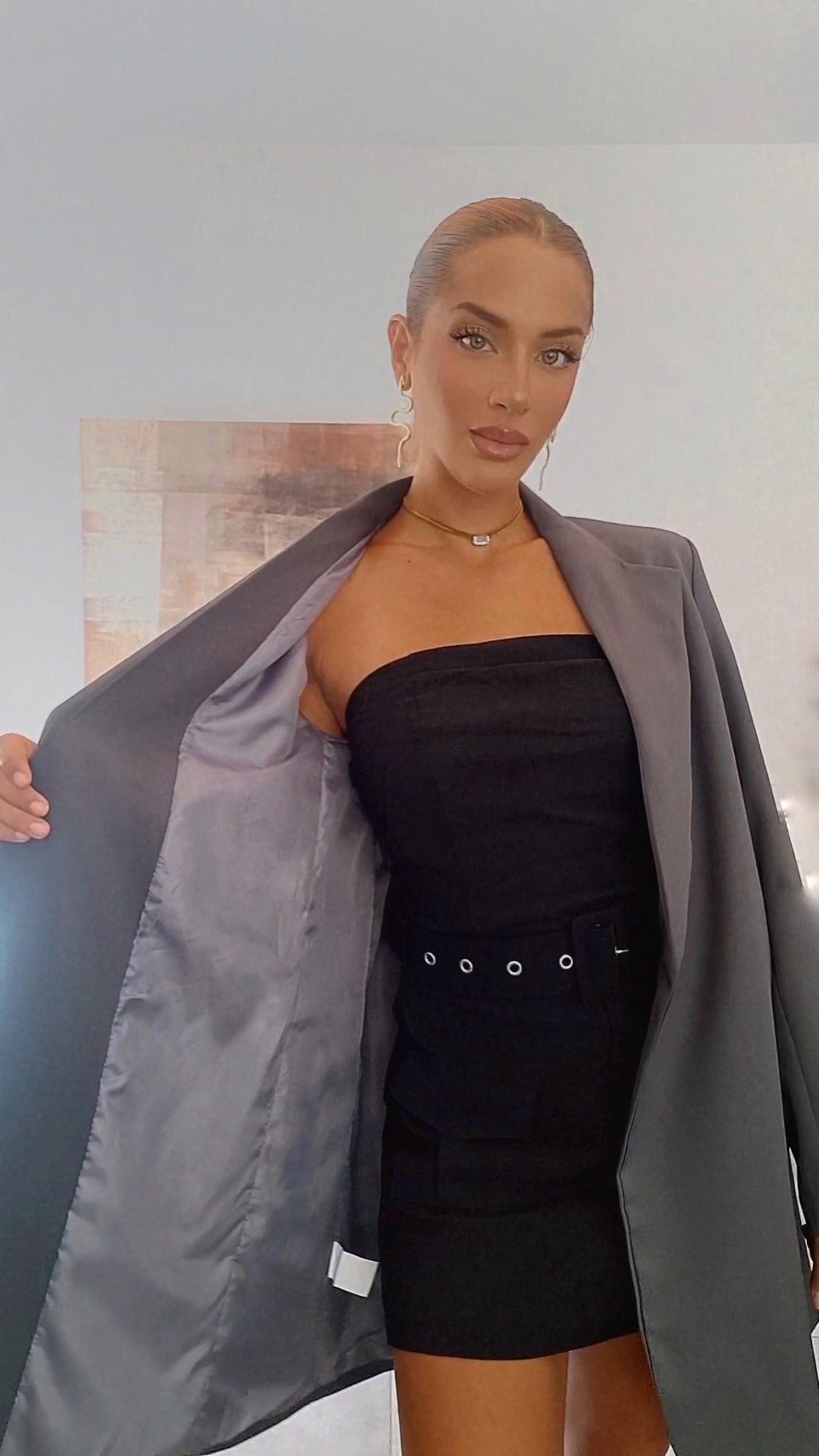 Σακάκι με βάτες σε oversize γραμμή. Διαθέτει βάτες και σατέν φόδρα εσωτερικά. Σταθερό ύφασμα με φόδρα σε όλο το μήκος του.

 Διαθέτει κουμπί στο μπροστά μέρος και σαν μάκρος καλύπτει την περιφέρεια.

•Διαθέσιμο σε μαύρο, εκρού, χακί, γκρί.

•Είναι ένα μέγεθος one size που καλύπτει μεγέθη xs s m l xl.


