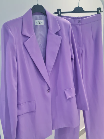 Λιλά σετ κοστούμι με σακάκι σε άνετη oversized γραμμή που διαθέτει σατέν φόδρα, διακοσμητικές τσέπες και κουμπί.Διαθέτει βάτες.

 Το παντελόνι ειναι ψηλόμεσο με λάστιχο στο πίσω μέρος, σε ίσια γραμμή και κλείνει με κουμπί και φερμουάρ.

Ένα μέγεθος one size που καλύπτει μεγέθη xs s m l xl.

Μήκος παντελονιού 113εκ/Περιφέρεια 96εκ/Μήκος σακακιου 77εκ/Στήθος 45εκ.

