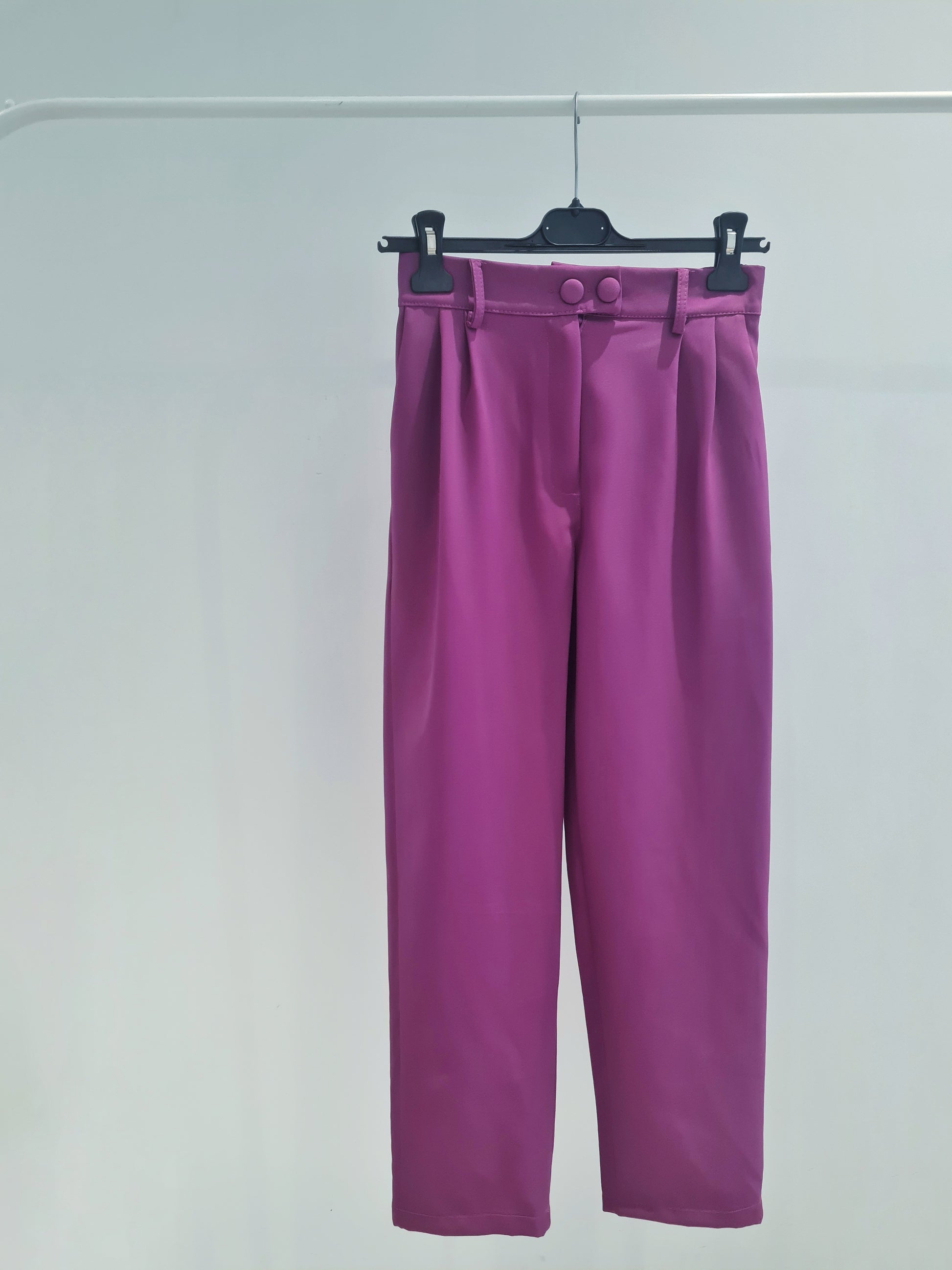 Κοστούμι σε χρώμα magenta με σακάκι με διπλό κουμπί και διακοσμητικές τσέπες.Διαθέτει σατέν φόδρα και βάτες.

 Το παντελόνι ειναι ψηλόμεσο σε εφαρμοστή ίσια γραμμή.Διαθέτει τσέπες και θιλάκια για ζώνη καθώς και λάστιχο στο πίσω μέρος της μέσης.

 Διαθέσιμο σε ένα μέγεθος one size που καλύπτει xs s m l.

Στήθος 48εκ/Μήκος σακακιου 70εκ/Μέση 84εκ/Μήκος παντελονιού 94εκ/Περιφέρεια 110εκ


