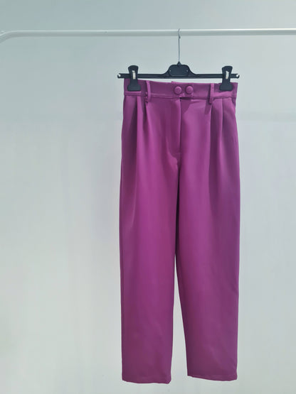 Κοστούμι σε χρώμα magenta με σακάκι με διπλό κουμπί και διακοσμητικές τσέπες.Διαθέτει σατέν φόδρα και βάτες.

 Το παντελόνι ειναι ψηλόμεσο σε εφαρμοστή ίσια γραμμή.Διαθέτει τσέπες και θιλάκια για ζώνη καθώς και λάστιχο στο πίσω μέρος της μέσης.

 Διαθέσιμο σε ένα μέγεθος one size που καλύπτει xs s m l.

Στήθος 48εκ/Μήκος σακακιου 70εκ/Μέση 84εκ/Μήκος παντελονιού 94εκ/Περιφέρεια 110εκ

