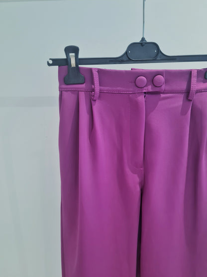 Κοστούμι σε χρώμα magenta με σακάκι με διπλό κουμπί και διακοσμητικές τσέπες.Διαθέτει σατέν φόδρα και βάτες.

 Το παντελόνι ειναι ψηλόμεσο σε εφαρμοστή ίσια γραμμή.Διαθέτει τσέπες και θιλάκια για ζώνη καθώς και λάστιχο στο πίσω μέρος της μέσης.

 Διαθέσιμο σε ένα μέγεθος one size που καλύπτει xs s m l.

Στήθος 48εκ/Μήκος σακακιου 70εκ/Μέση 84εκ/Μήκος παντελονιού 94εκ/Περιφέρεια 110εκ


