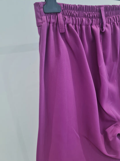 Κοστούμι σε χρώμα magenta με σακάκι με διπλό κουμπί και διακοσμητικές τσέπες.Διαθέτει σατέν φόδρα και βάτες.

 Το παντελόνι ειναι ψηλόμεσο σε εφαρμοστή ίσια γραμμή.Διαθέτει τσέπες και θιλάκια για ζώνη καθώς και λάστιχο στο πίσω μέρος της μέσης.

 Διαθέσιμο σε ένα μέγεθος one size που καλύπτει xs s m l.

Στήθος 48εκ/Μήκος σακακιου 70εκ/Μέση 84εκ/Μήκος παντελονιού 94εκ/Περιφέρεια 110εκ

