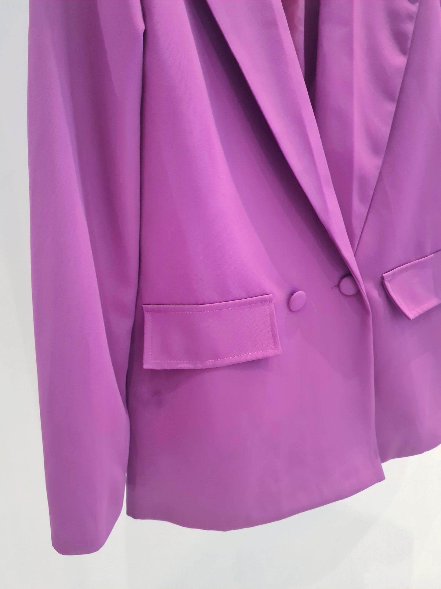 Κοστούμι σε χρώμα magenta με σακάκι με διπλό κουμπί και διακοσμητικές τσέπες.Διαθέτει σατέν φόδρα και βάτες.

 Το παντελόνι ειναι ψηλόμεσο σε εφαρμοστή ίσια γραμμή.Διαθέτει τσέπες και θιλάκια για ζώνη καθώς και λάστιχο στο πίσω μέρος της μέσης.

 Διαθέσιμο σε ένα μέγεθος one size που καλύπτει xs s m l.

Στήθος 48εκ/Μήκος σακακιου 70εκ/Μέση 84εκ/Μήκος παντελονιού 94εκ/Περιφέρεια 110εκ

