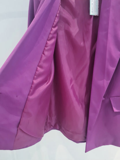 Κοστούμι σε χρώμα magenta με σακάκι με διπλό κουμπί και διακοσμητικές τσέπες.Διαθέτει σατέν φόδρα και βάτες.

 Το παντελόνι ειναι ψηλόμεσο σε εφαρμοστή ίσια γραμμή.Διαθέτει τσέπες και θιλάκια για ζώνη καθώς και λάστιχο στο πίσω μέρος της μέσης.

 Διαθέσιμο σε ένα μέγεθος one size που καλύπτει xs s m l.

Στήθος 48εκ/Μήκος σακακιου 70εκ/Μέση 84εκ/Μήκος παντελονιού 94εκ/Περιφέρεια 110εκ

