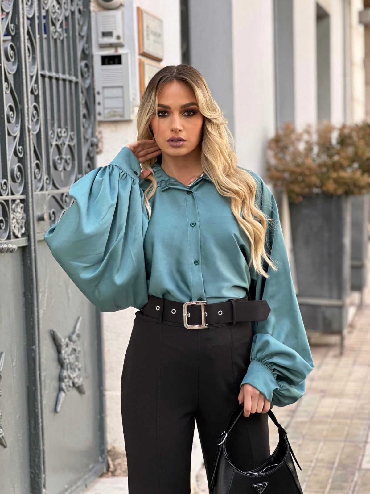 Φανταστικό σατέν πουκάμισο σε oversize γραμμή με εντυπωσιακά balloon μανίκια.Διαθέτει γιακά και διακρτητικά κουμπάκια μπροστά και στα μανίκια. Καθημερινό πουκάμισο καθημερινά ρούχα καθημερινό πουκάμισας σατέν πουκάμισο σατέν γυναικείο πουκάμισο