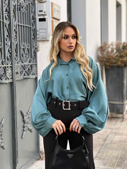 Φανταστικό σατέν πουκάμισο σε oversize γραμμή με εντυπωσιακά balloon μανίκια.Διαθέτει γιακά και διακρτητικά κουμπάκια μπροστά και στα μανίκια. Καθημερινό πουκάμισο καθημερινά ρούχα καθημερινό πουκάμισας σατέν πουκάμισο σατέν γυναικείο πουκάμισο