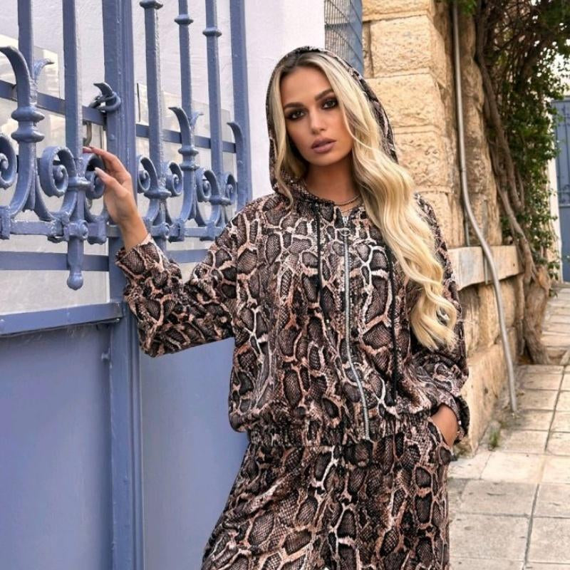 Velvet σετ λεοπάρ/ζεβρέ/snake που αποτελείται απο βελούδινη φόρμα ψηλόμεση με λάστιχο στη μέση και ζακέτα φούτερ με κουκούλα και φερμουάρ σε άνετη γραμμή.Το παντελόνι είναι σε ίσια γραμμή καμπάνα με άνετη εφαρμογή. Ένα νούμερο one size σχεδιασμένο να καλύπτει xs-xl.