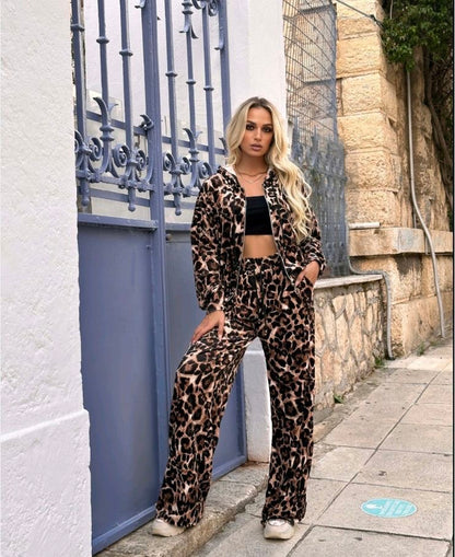 Velvet σετ λεοπάρ/ζεβρέ/snake που αποτελείται απο βελούδινη φόρμα ψηλόμεση με λάστιχο στη μέση και ζακέτα φούτερ με κουκούλα και φερμουάρ σε άνετη γραμμή.Το παντελόνι είναι σε ίσια γραμμή καμπάνα με άνετη εφαρμογή. Ένα νούμερο one size σχεδιασμένο να καλύπτει xs-xl.