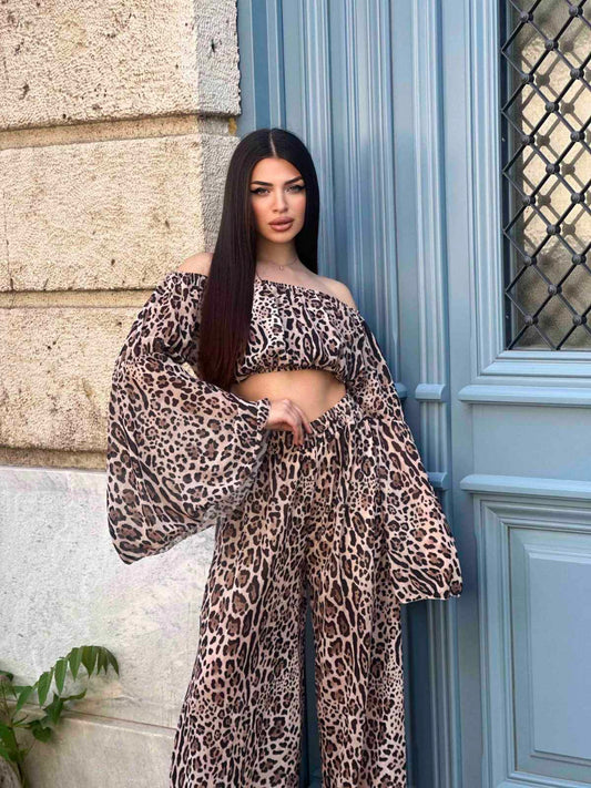 Σετ αέρινο με animal print λεοπάρ σε άνετη γραμμή που αποτελείται απο τοπ έξωμη με λάστιχο στη μέση και στους ώμους και μεγάλα μανίκια καμπάνα.Παντελόνα ψηλόμεση με λάστιχο στη μέση και σορτσάκι απο φόδρα.