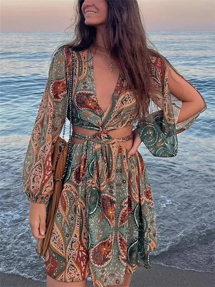 Φόρεμα μίνι με κοψίματα στη μέση και τα μανίκια για εντυπωσιακές εμφανίσεις.Boho print λαχούρια σε πανέμορφα εξωτικά χρώματα. Διαθέτει λάστιχο στη μέση και στα μανίκια.Ιδανικό μίνι φόρεμα για καλεσμένη σε βάφτιση ή γάμο.