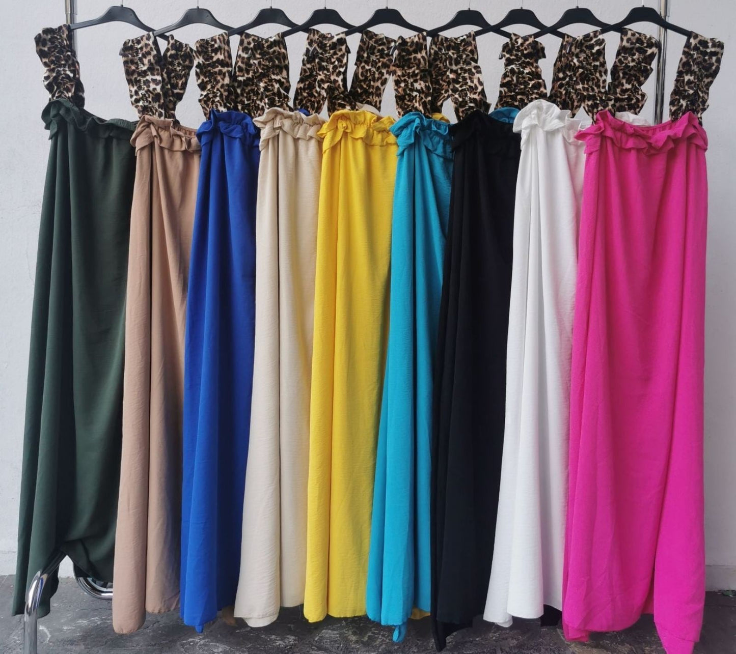Μακρύ ελαστικό oversize φόρεμα με βολάν και λεοπάρ φαρδιές τιράντες. Υπέροχο για τις καθημερινές σου βόλτες ακόμα και για καλεσμένη σε επίσημο event.