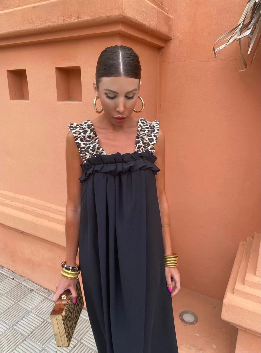 Μακρύ ελαστικό oversize φόρεμα με βολάν και λεοπάρ φαρδιές τιράντες. Υπέροχο για τις καθημερινές σου βόλτες ακόμα και για καλεσμένη σε επίσημο event.