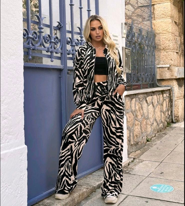Velvet σετ λεοπάρ/ζεβρέ/snake που αποτελείται απο βελούδινη φόρμα ψηλόμεση με λάστιχο στη μέση και ζακέτα φούτερ με κουκούλα και φερμουάρ σε άνετη γραμμή.Το παντελόνι είναι σε ίσια γραμμή καμπάνα με άνετη εφαρμογή. Ένα νούμερο one size σχεδιασμένο να καλύπτει xs-xl.