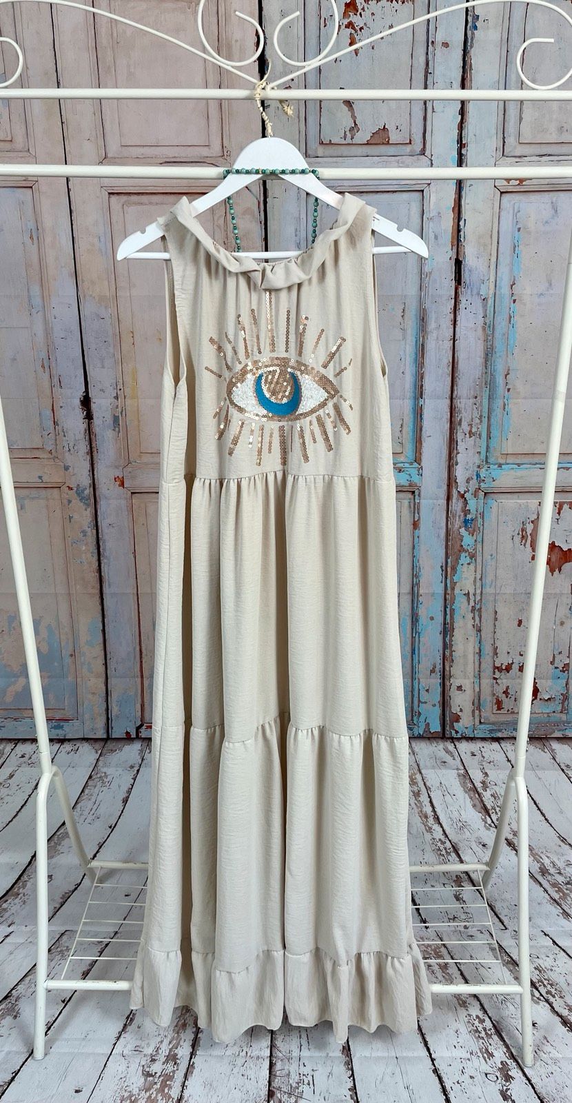 Αέρινο ελαστικό μάξι oversize φόρεμα με βολανάκια στο λαιμό και V κόψιμο.

 Μπορεί να φορεθεί με δυο τρόπους και από τις δύο πλευρές.Στη μια πλευρά διαθέτει υπέροχο σχέδιο μάτι χρυσό με τιρκουάζ κεντημένο με πούλιες.

 Ένα μέγεθος πολύ άνετη γραμμή με ελαστικό ύφασμα εξαιρετικής ποιότητας που δεν διαφανίζει και δεν διαγράφει.

 Καλύπτει μεγέθη xs s m l xl 2xl.