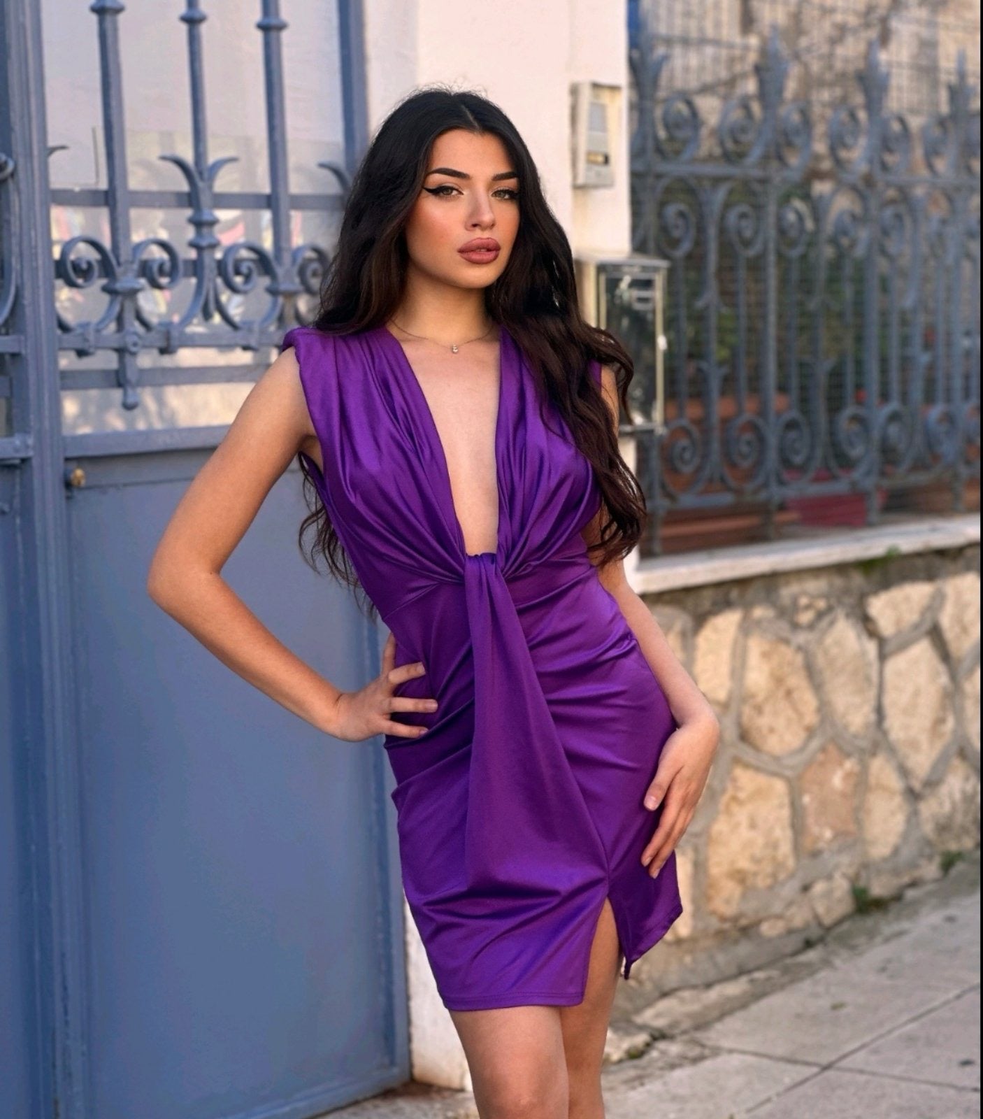 Ελαστικό σατινέ φόρεμα μίνι με βαθύ ντεκολτέ με λεπτομέρεια δέσιμο και βάτες.Καταπληκτικό φόρεμα για μια βραδινή εμφάνιση ή για καλεσμένη.

