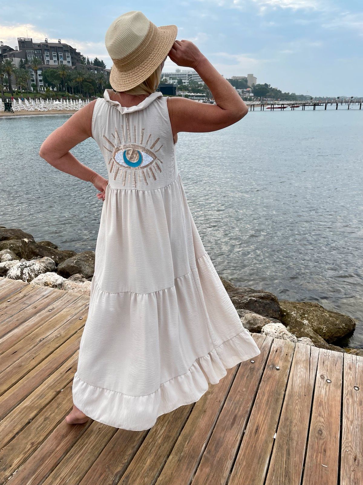 Αέρινο ελαστικό μάξι oversize φόρεμα με βολανάκια στο λαιμό και V κόψιμο.

 Μπορεί να φορεθεί με δυο τρόπους και από τις δύο πλευρές.Στη μια πλευρά διαθέτει υπέροχο σχέδιο μάτι χρυσό με τιρκουάζ κεντημένο με πούλιες.

 Ένα μέγεθος πολύ άνετη γραμμή με ελαστικό ύφασμα εξαιρετικής ποιότητας που δεν διαφανίζει και δεν διαγράφει.

 Καλύπτει μεγέθη xs s m l xl 2xl.