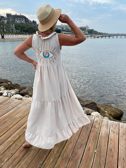 Αέρινο ελαστικό μάξι oversize φόρεμα με βολανάκια στο λαιμό και V κόψιμο.

 Μπορεί να φορεθεί με δυο τρόπους και από τις δύο πλευρές.Στη μια πλευρά διαθέτει υπέροχο σχέδιο μάτι χρυσό με τιρκουάζ κεντημένο με πούλιες.

 Ένα μέγεθος πολύ άνετη γραμμή με ελαστικό ύφασμα εξαιρετικής ποιότητας που δεν διαφανίζει και δεν διαγράφει.

 Καλύπτει μεγέθη xs s m l xl 2xl.
