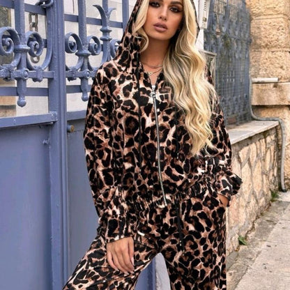 Velvet σετ λεοπάρ/ζεβρέ/snake που αποτελείται απο βελούδινη φόρμα ψηλόμεση με λάστιχο στη μέση και ζακέτα φούτερ με κουκούλα και φερμουάρ σε άνετη γραμμή.Το παντελόνι είναι σε ίσια γραμμή καμπάνα με άνετη εφαρμογή. Ένα νούμερο one size σχεδιασμένο να καλύπτει xs-xl.