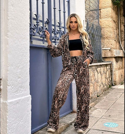 Velvet σετ λεοπάρ/ζεβρέ/snake που αποτελείται απο βελούδινη φόρμα ψηλόμεση με λάστιχο στη μέση και ζακέτα φούτερ με κουκούλα και φερμουάρ σε άνετη γραμμή.Το παντελόνι είναι σε ίσια γραμμή καμπάνα με άνετη εφαρμογή. Ένα νούμερο one size σχεδιασμένο να καλύπτει xs-xl.