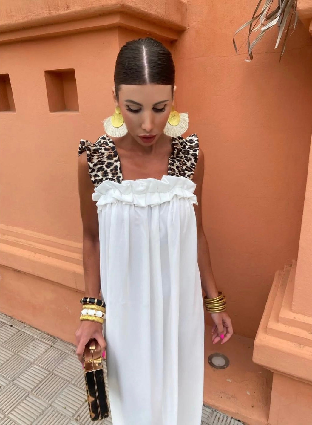 Μακρύ ελαστικό oversize φόρεμα με βολάν και λεοπάρ φαρδιές τιράντες. Υπέροχο για τις καθημερινές σου βόλτες ακόμα και για καλεσμένη σε επίσημο event.