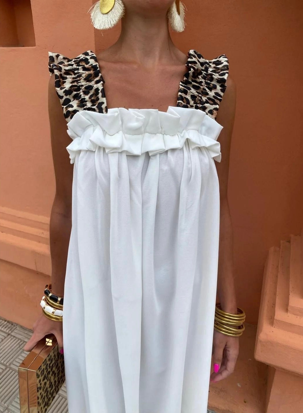 Μακρύ ελαστικό oversize φόρεμα με βολάν και λεοπάρ φαρδιές τιράντες. Υπέροχο για τις καθημερινές σου βόλτες ακόμα και για καλεσμένη σε επίσημο event.