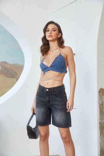 Ψηλόμεση denim βερμούδα σε ιδανικό μάκρος, με τέσσερις τσέπες, κλείνει με κουμπί και φερμουάρ.Διαθέτει μικρή ελαστικότητα.Τέλεια για τις καθημερινές σου εμφανίσεις.


