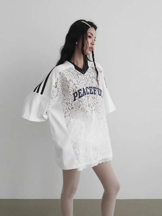 Oversized μπλούζα με γράμματα και δαντέλα στο μπροστά μέρος.Διαθέσιμη σε λευκό και μαύρο χρώμα και σε ενα μέγεθος που καλύπτει xs-Xl.