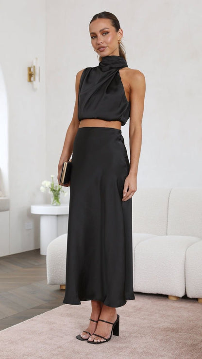 Το crop top αμάνικο με όψη σατέν και ντραπέ ντεκολτέ αποπνέει μια αύρα κομψότητας και στυλ που ξεχωρίζει. Η υφή του σατέν προσφέρει μια λαμπερή υφή, δημιουργώντας ένα απαλό και ιδιαίτερα ελκυστικό φινίρισμα. Το crop top σχέδιο παρέχει μια μοντέρνα προσέγγιση. Το αμάνικο στυλ προσθέτει άνεση και φινέτσα, καθώς επιτρέπει την ελευθερία κίνησης, ενώ το ντραπέ ντεκολτέ προσθέτει μια διακριτική δόση θηλυκότητας. Η λεπτομέρεια του ντραπέ προσδίδει όγκο και διασκεδαστική διάσταση στο crop top, δημιουργώντας ένα ιδι