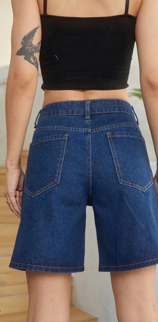 Ψηλόμεση denim βερμούδα σε ιδανικό μάκρος, με τέσσερις τσέπες, κλείνει με κουμπί και φερμουάρ.Διαθέτει μικρή ελαστικότητα.Τέλεια για τις καθημερινές σου εμφανίσεις.

