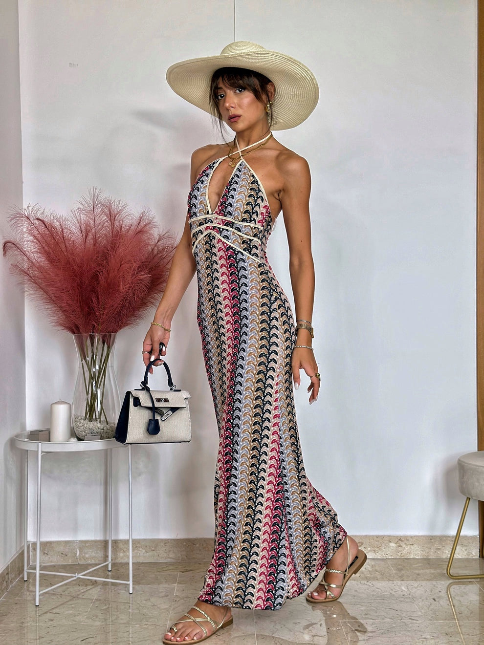 Εμπριμέ ελαστικό μάξι εξώπλατο boho φόρεμα με πολύχρωμο γεωμετρικό τύπωμα και λεπτομέρειες απο σχοινί στο μπούστο που δένει στο λαιμό.Ελαστικό πολυεστερικό ύφασμα, ένα μέγεθος ππυ καλύπτει μεγέθη xs s m l xl.Καλοκαιρινό φόρεμα που μπορεί να φορεθεί κάθε μέρα, στο νησί ή για καλεσμένη σε επίσημο event.
