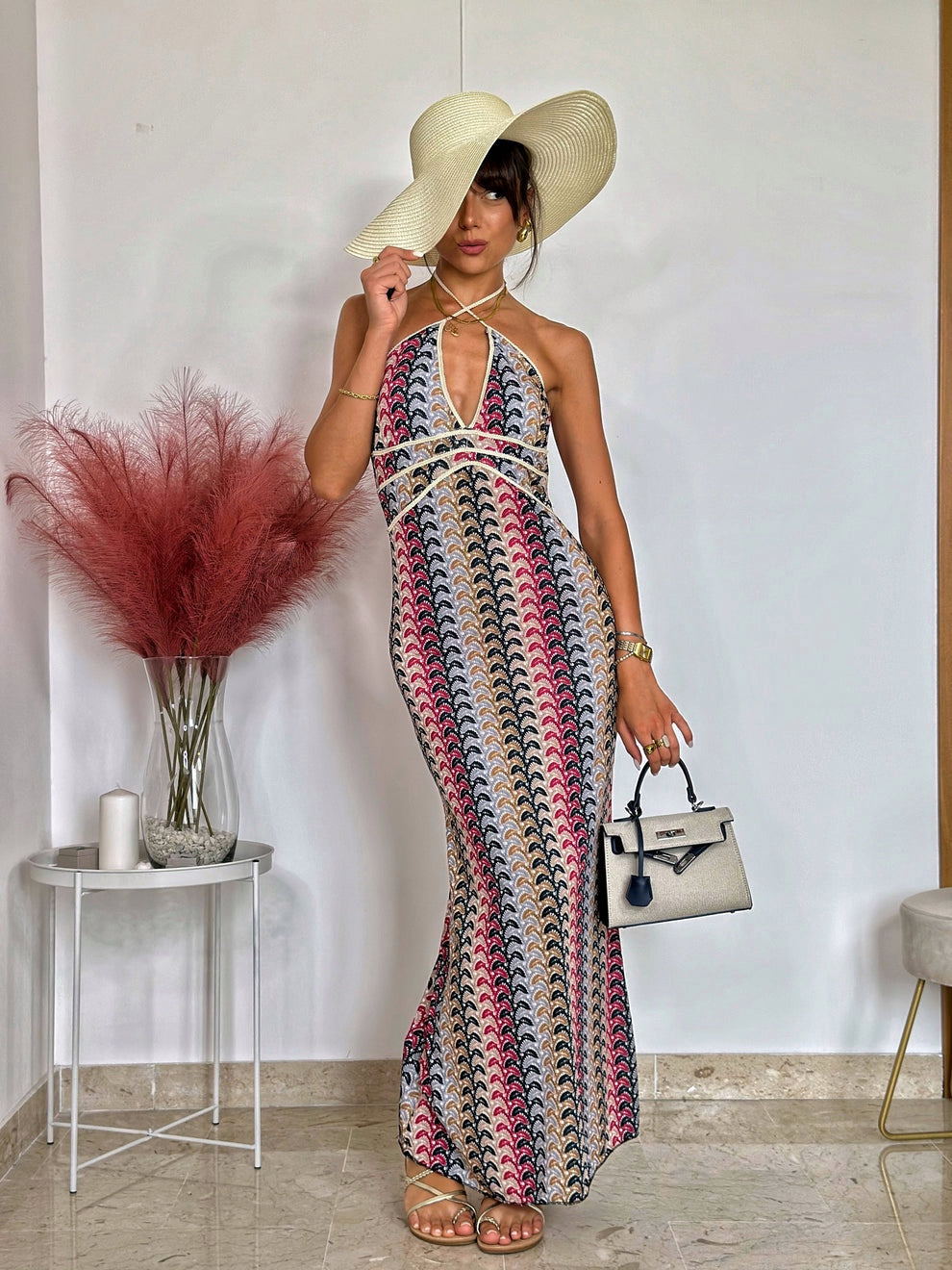 Εμπριμέ ελαστικό μάξι εξώπλατο boho φόρεμα με πολύχρωμο γεωμετρικό τύπωμα και λεπτομέρειες απο σχοινί στο μπούστο που δένει στο λαιμό.Ελαστικό πολυεστερικό ύφασμα, ένα μέγεθος ππυ καλύπτει μεγέθη xs s m l xl.Καλοκαιρινό φόρεμα που μπορεί να φορεθεί κάθε μέρα, στο νησί ή για καλεσμένη σε επίσημο event.