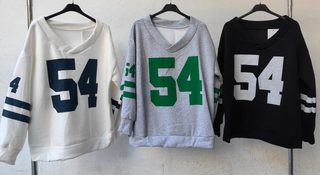 Αθλητικό φούτερ oversized με V λαιμό, φιλια επένδυση και τυπωμένους  αριθμούς και γραμμές σε αντίθεση χρωμάτων.Διαθέσιμο σε λευκό μαύρο και γκρι χρώμα.
